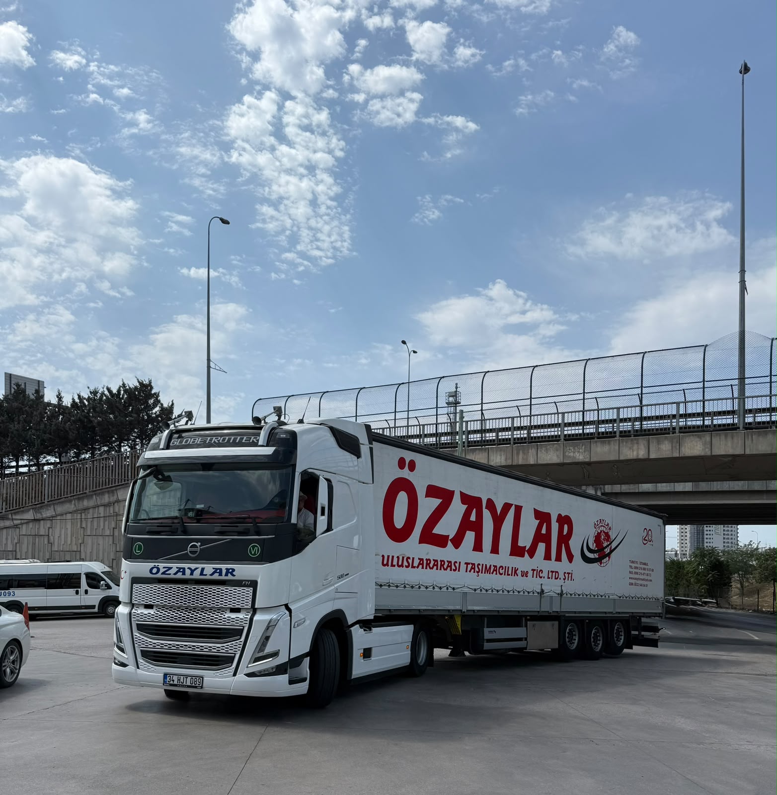 Yola çıkan çekici ve dorse