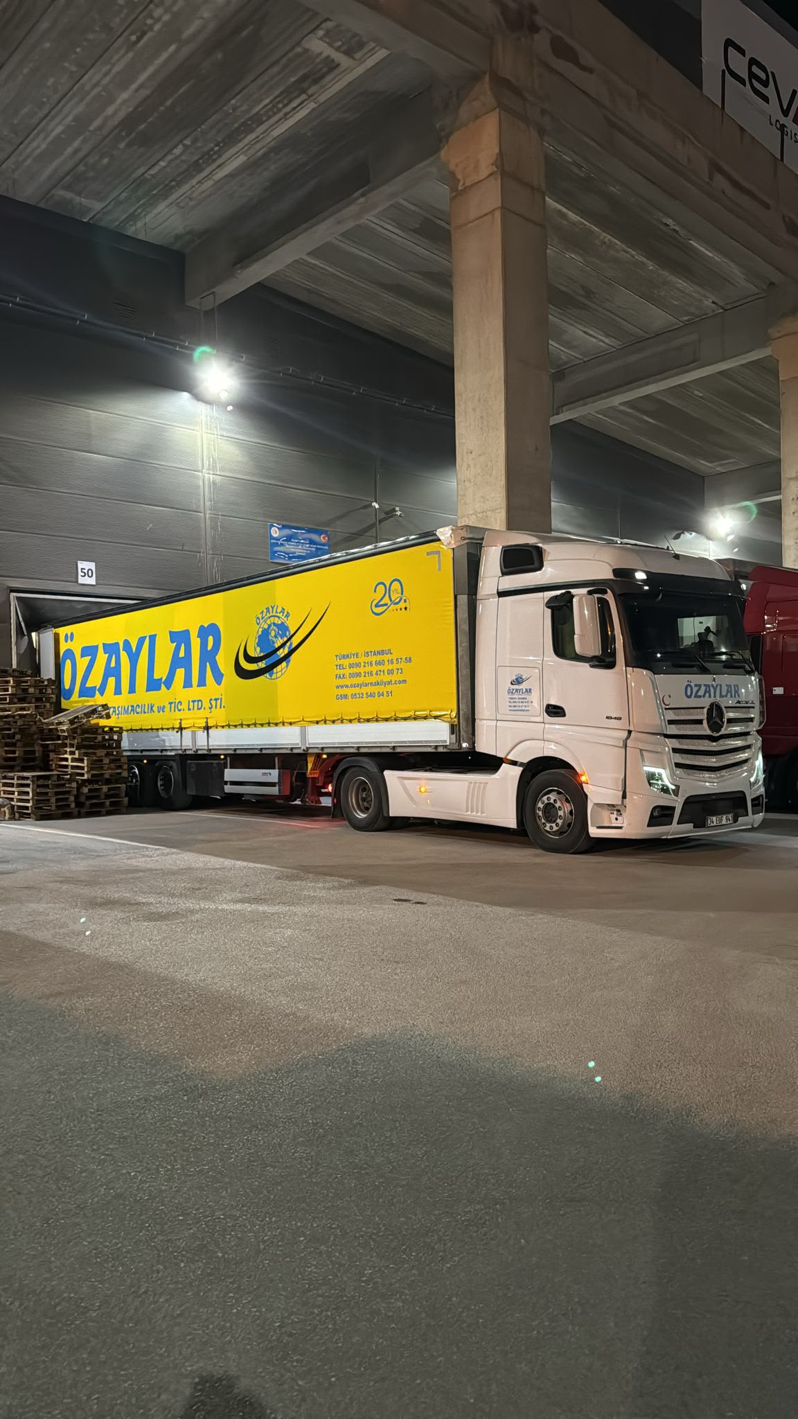 Kapalı rampada gece yüklemesi
